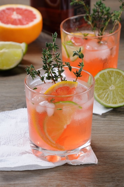 Vermischte Limette und Thymian kombiniert mit frischem Grapefruitsaft und leckerem Bourbon