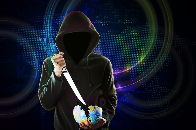 Vermummter Mann, der Messer benutzt, um Globus im Cyberspace zu erstechen