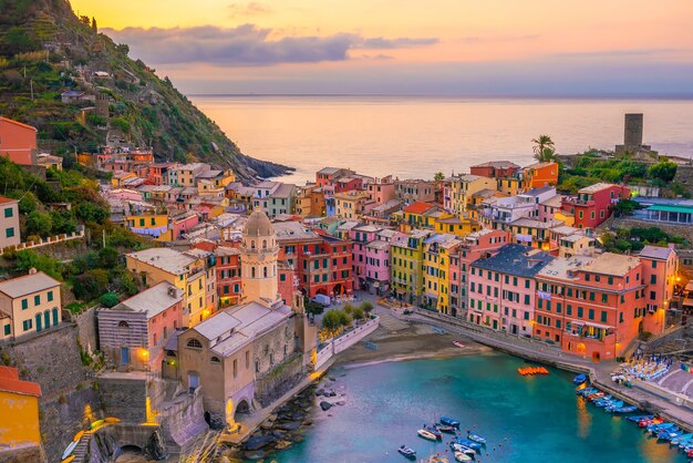 Vernazza, colorido paisaje urbano en las montañas sobre el mar Mediterráneo en Cinque Terre Italia Europa