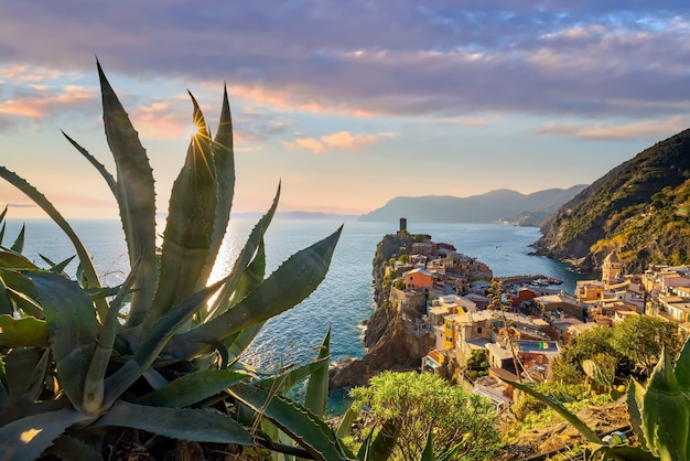 Vernazza, colorido paisaje urbano en las montañas sobre el mar Mediterráneo en Cinque Terre Italia Europa