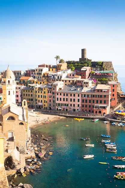 Vernazza em cinque terre, itália - verão de 2016 - vista da colina