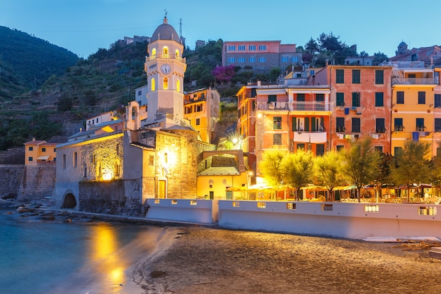 Vernazza pueblo de pescadores de noche con la iglesia de Santa Margherita di Antiochia, cinco tierras, Parque Nacional Cinque Terre, Liguria, Italia.