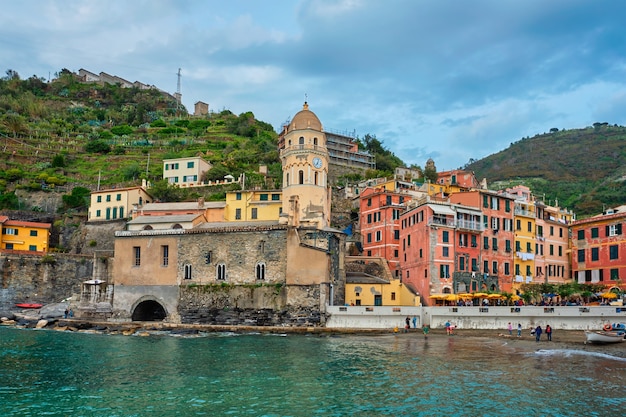 Vernazza pueblo popular destino turístico en el Parque Nacional Cinque Terre.