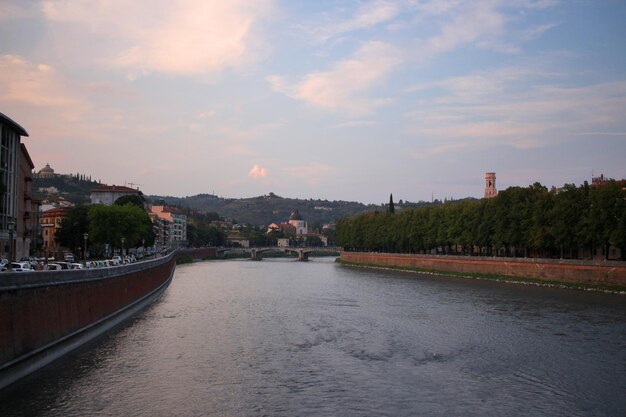 Foto verona la ciudad de romeo y julieta río adige