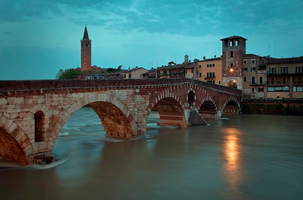 Verona es una ciudad en el río Adige en Veneto Italia