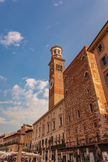 VERONA, ITÁLIA, 10 DE SETEMBRO DE 2020: Piazza delle Erbe e torre Lamberti em Verona, Itália