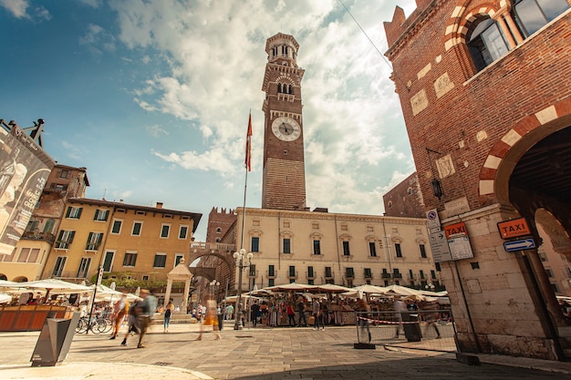 VERONA, ITÁLIA, 10 DE SETEMBRO DE 2020: Visão grande angular da Piazza delle Erbe em Verona, Itália