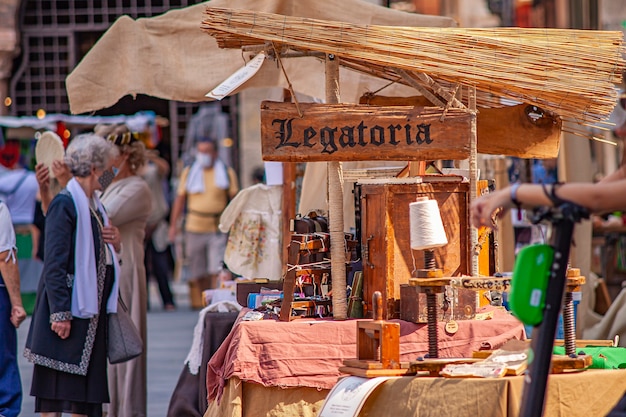 VERONA, ITALIA 10 DE SEPTIEMBRE DE 2020: Detalle de un mercado callejero medieval en Verona en Italia