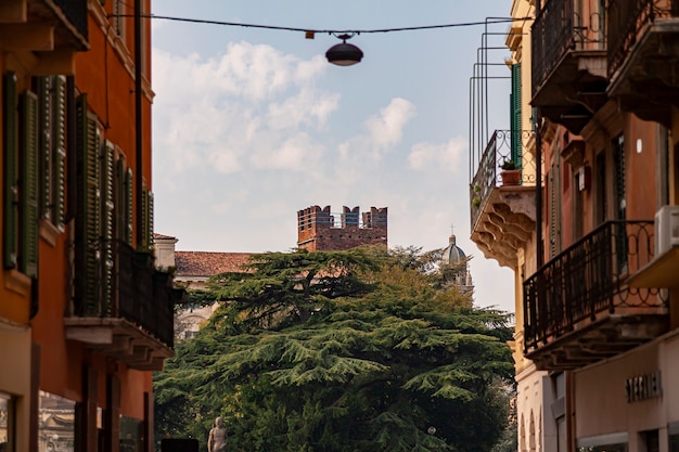 VERONA, ITALIA 10 DE SEPTIEMBRE DE 2020: Detalle de la torre del castillo de Verona