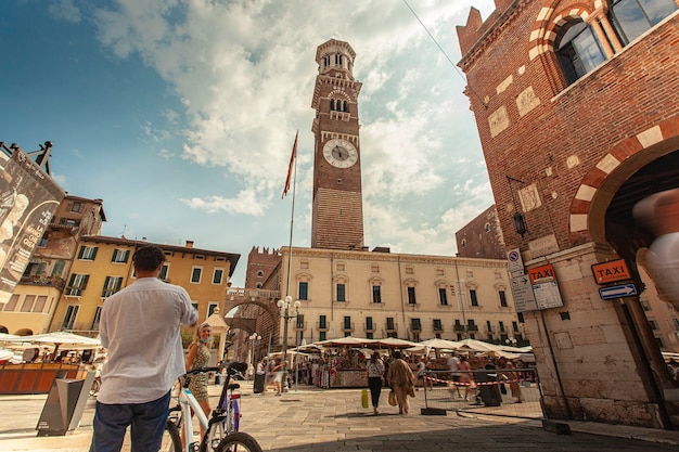 VERONA, ITALIEN 10. SEPTEMBER 2020: Weitwinkelansicht der Piazza delle Erbe in Verona in Italien