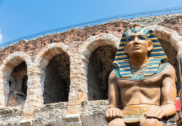 Verona Italien bereitet die Bühne für die Theateraufführung in der berühmten Arena di Verona vor