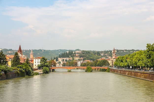 Verona, Italien. Blick auf den Ufer der Etsch am sonnigen Tag.