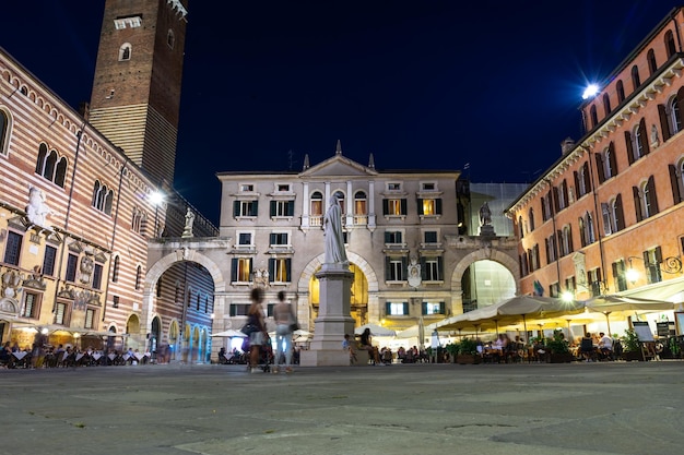 Foto verona - piazza dei signori in der nacht