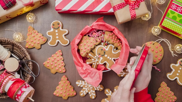 Verpacken traditioneller hausgemachter Lebkuchen als Lebensmittelgeschenke.