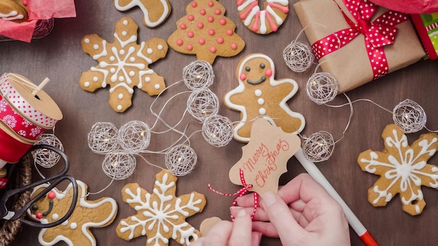 Verpacken traditioneller hausgemachter Lebkuchen als Lebensmittelgeschenke.