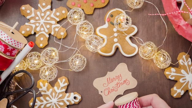 Verpacken traditioneller hausgemachter Lebkuchen als Lebensmittelgeschenke.