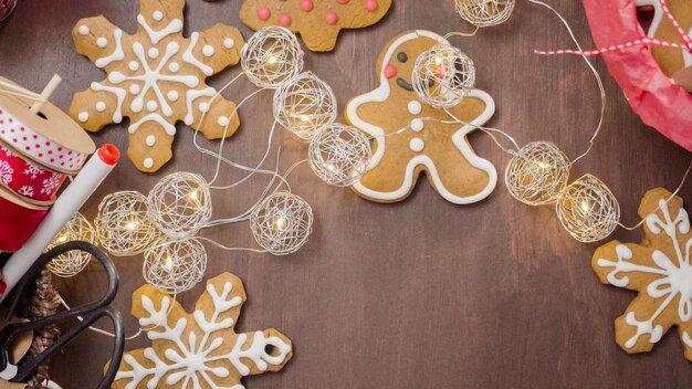 Verpacken traditioneller hausgemachter Lebkuchen als Lebensmittelgeschenke.