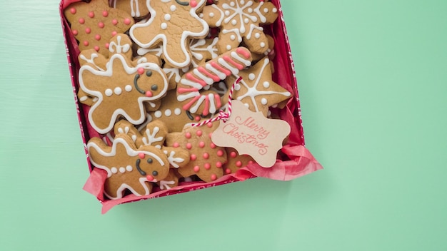 Verpacken traditioneller hausgemachter Lebkuchen als Lebensmittelgeschenke.