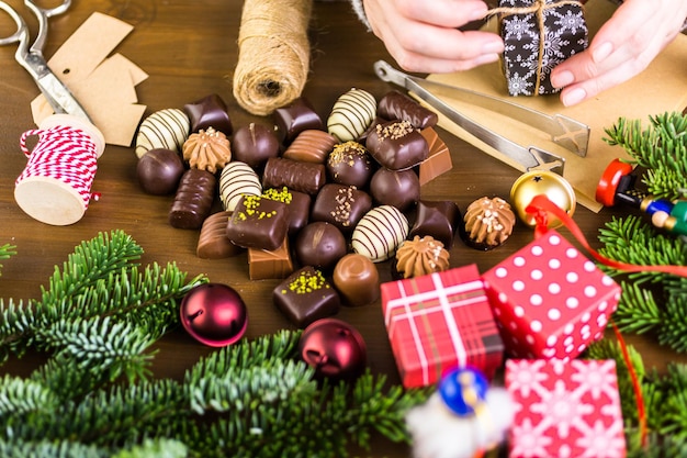 Verpacken verschiedener Pralinen in kleine Schachteln für Weihnachtsgeschenke.