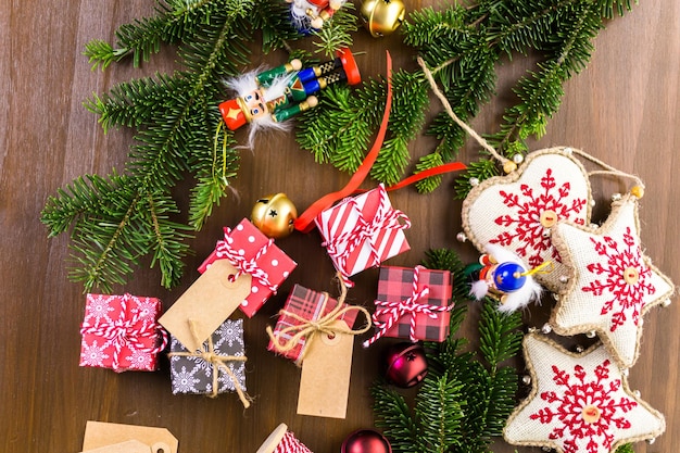 Verpacken verschiedener Pralinen in kleine Schachteln für Weihnachtsgeschenke.