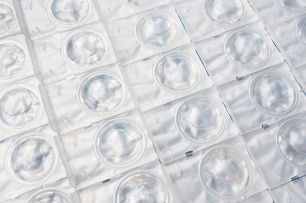 Verpackte Kontaktlinsen in Einwegbehältern aus Kunststoff. Nahansicht. Tiefenschärfe.