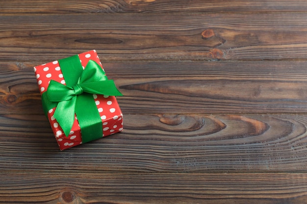 Verpacktes Weihnachts- oder anderes Feiertags-handgemachtes Geschenk in Papier mit farbigem Band Präsentkarton-Dekoration des Geschenks auf der Tischplatte mit Kopierraum