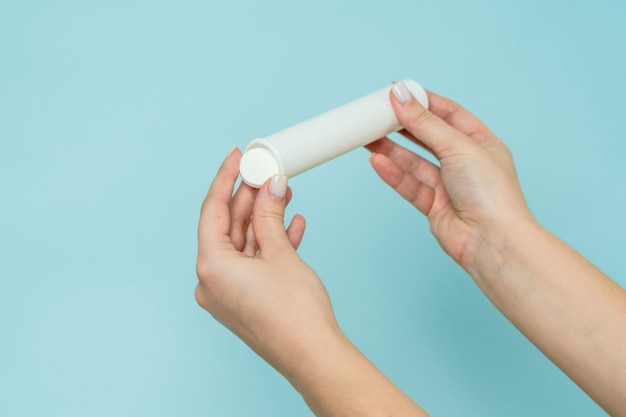 Verpackung für Vitaminpillen mit Tablette in der Hand White Tube Mockup