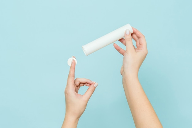 Verpackung für Vitaminpillen mit Tablette in der Hand White Tube Mockup