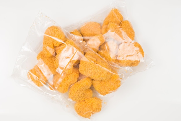 Verpackung von Nuggets auf weißem Hintergrund