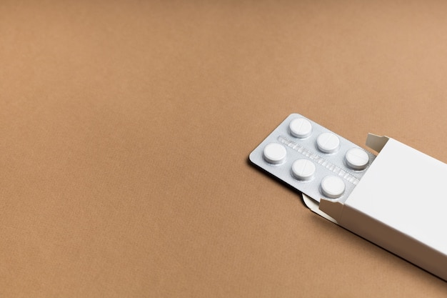 Verpackung von weißen Pillen auf farbigem Hintergrund