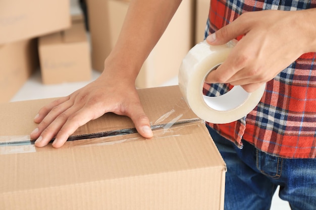 Foto verpackungsbox des jungen mannes drinnen