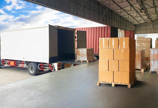 Foto verpackungsboxen in container, lieferwagen, lager, versand, frachtwagen und logistik