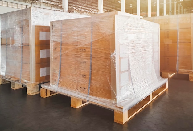 Verpackungsboxen verpackte Kunststofffolie auf Paletten im Lagerhaus Supply Chain Shipping Warehouse