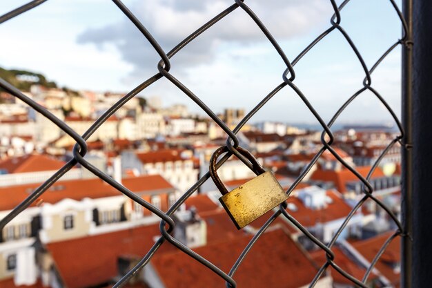 Verriegeln Sie das Gitter. Die Dächer der Altstadt.