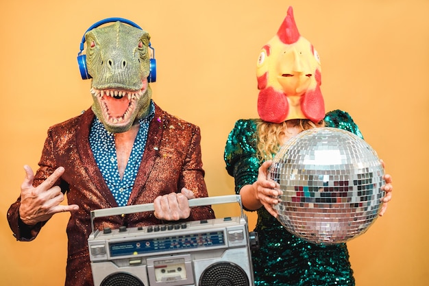 Foto verrückte stilvolle leute, die musik mit vintage boombox stereo hören