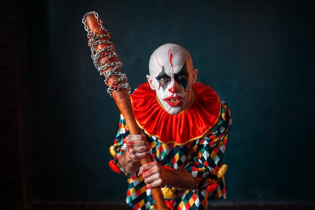 Verrückter blutiger Clown mit Baseballschläger