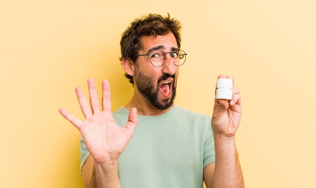 Verrückter Mann mit einer Pillenflasche