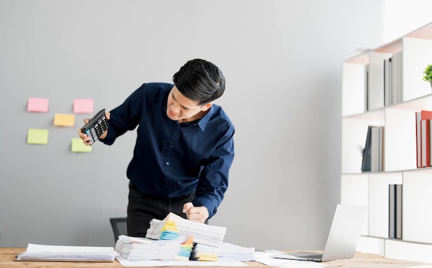 Verrückter, verrückter Angestellter sitzt am Büroarbeitsplatz mit Haftnotizen herum und schreit wütend, wütend, sauer auf Deadline und stressigen Job im Büro