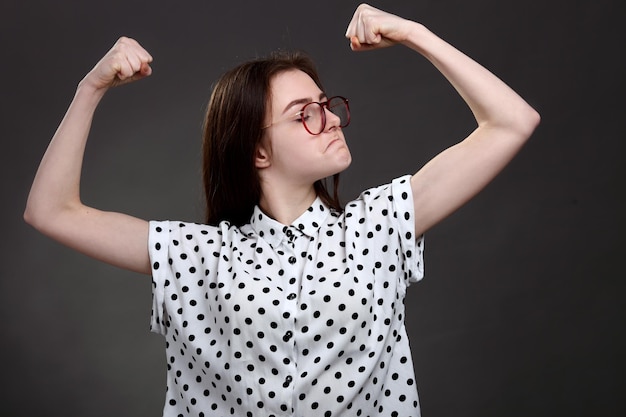 Verrücktes Mädchen mit Brille Portrait Studio isoliert