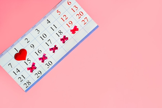 Versäumte Periode und Markierung im Kalender Unerwünschte Gesundheit der Schwangerschaftsfrau und Verzögerung der Menstruation Periode verspätet Foto in hoher Qualität