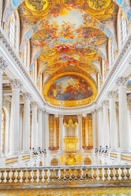 VERSAILLES FRANÇA 02 DE JULHO DE 2016 Famosa Capela Real dentro do Palácio de Versalhes Versalhes era um palácio Real Chateaumost mais bonito na França e palavra