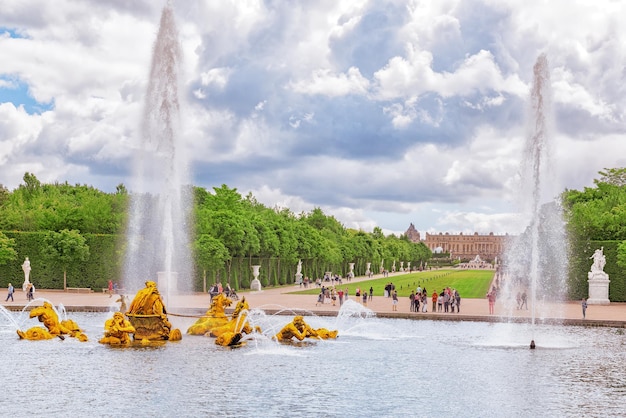 VERSAILLES FRANÇA 02 DE JULHO DE 2016 Fonte de Apolo em um belo e famoso Jardim de Versalhes Chateau de Versailles França