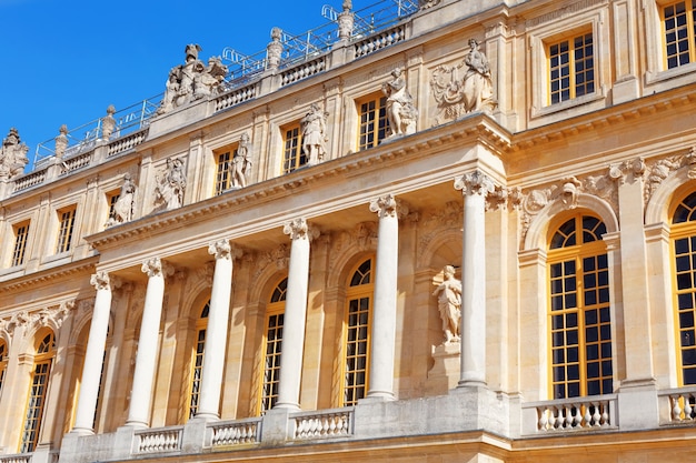 VERSAILLES FRANCIA - 21 DE SEPTIEMBRE Entrada principal de Versalles, Francia, el 21 de septiembre de 2013. Palacio de Versalles fue un palacio real, el palacio más hermoso de Francia y la palabra.