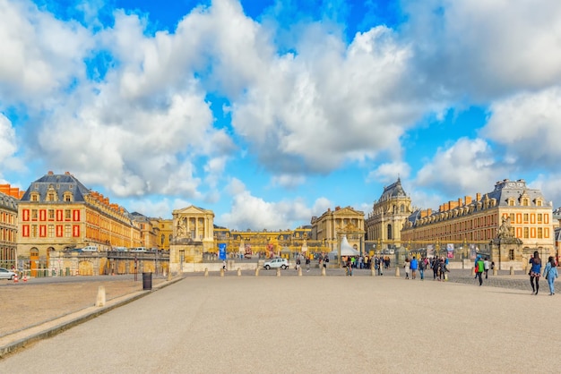 VERSAILLES FRANKREICH 2. JULI 2016 Kopfhaupteingang mit den Leutetouristen im Schloss Versailles Versailles Frankreich