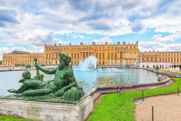 VERSAILLES Frankreich 2. Juli 2016 PondsWater Parterres Statuen vor dem Hauptgebäude des Schlosses von Versailles Sonnenkönig Ludwig XIV