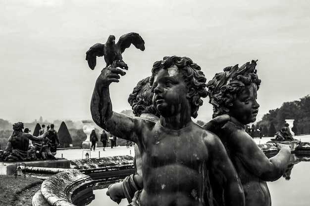 Versalhes, frança 26 de setembro de 2017 a escultura em preto e branco dentro do palácio de versalhes