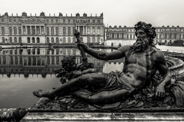 Versalhes, França 26 de setembro de 2017 A escultura em preto e branco dentro do Palácio de Versalhes