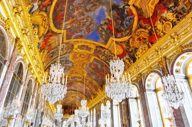 VERSALHES FRANCE - SETEMBRO 21 Interior Chateau, Mirrored Ballroom Versailles, França em 21 de setembro de 2013. Palace Versailles era um palácio real do Chateau-mais bonito na França e na palavra.