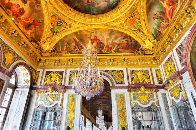 VERSALHES FRANCE - SETEMBRO 21 Interior Chateau, Mirrored Ballroom Versailles, França em 21 de setembro de 2013. Palace Versailles era um palácio real do Chateau-mais bonito na França e na palavra.