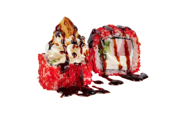 Versão barata de rolos de sushi em um fundo branco